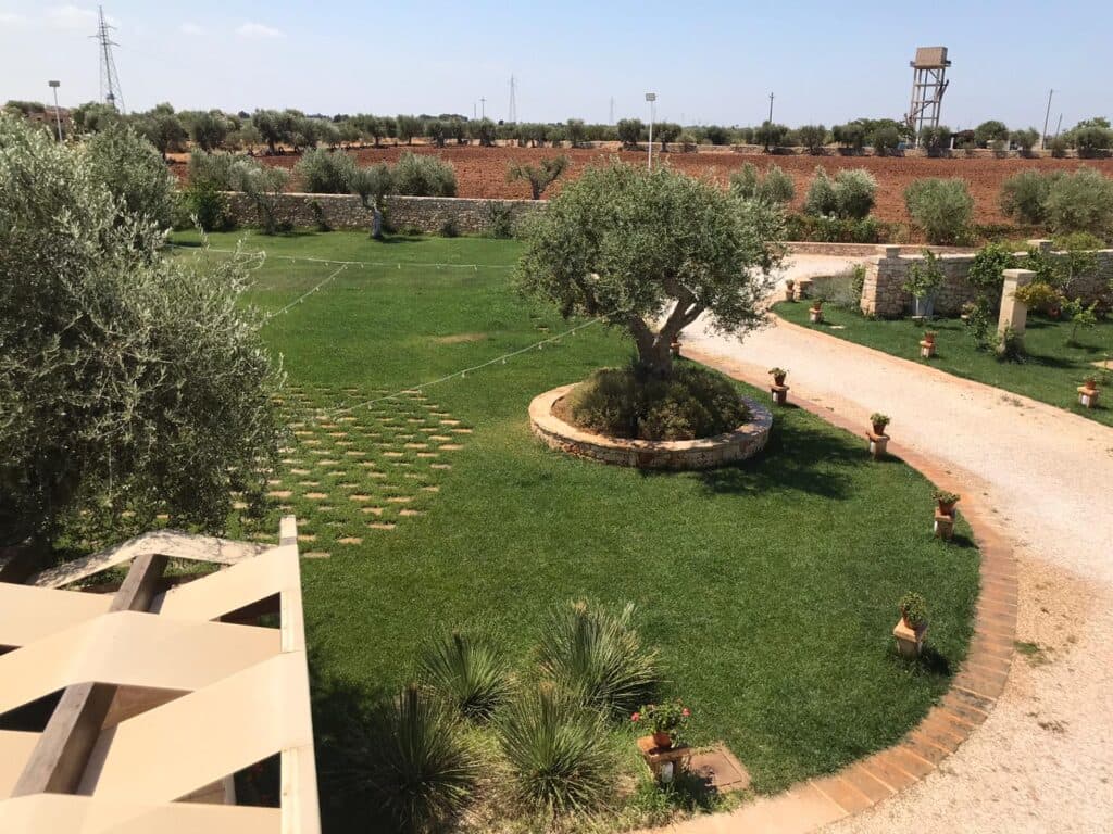 La campagna coltivata intorno alla masseria