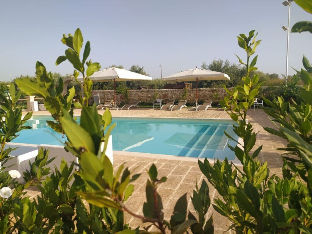 La piscina della masseria circondata dalle piante
