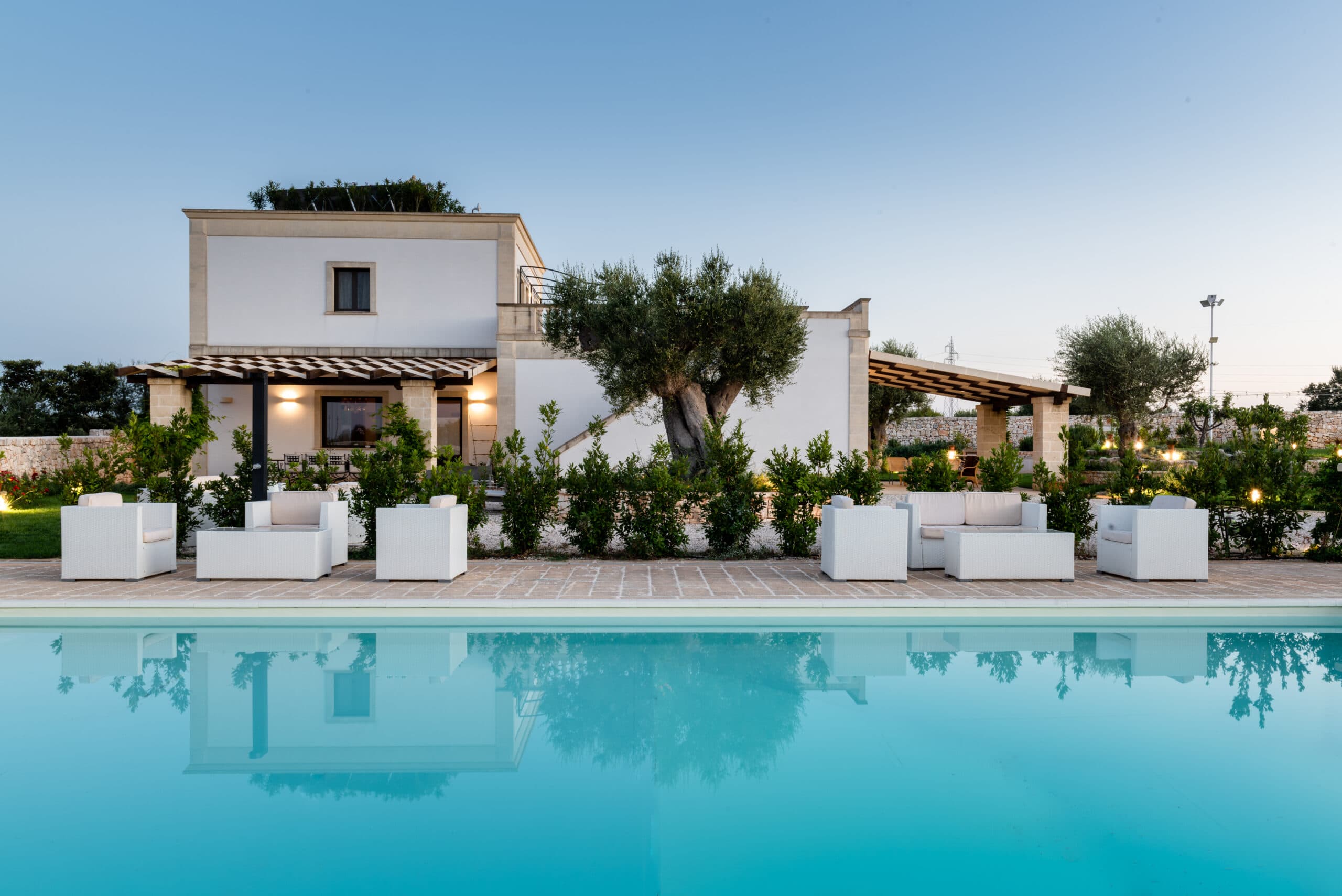 La masseria bianca, gli ulivi e la piscina